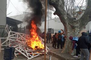 La pelea por los planes: piqueteros intentaron copar la municipalidad de Lomas