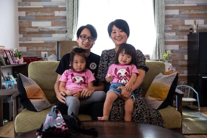 La violinista japonesa Manami Ito con su familia en su residencia en Shizuoka