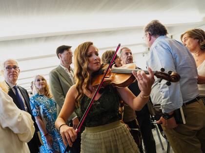La violinista Rocío Medina cautivó a los invitados con su interpretación de piezas clásicas