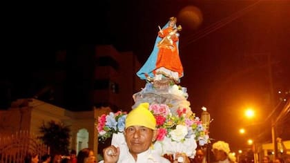 La Virgen de la Candelaria sobre hombre una persona en Cartagena