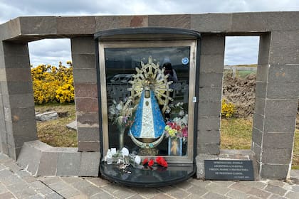 La Virgen de Luján, presente en el cementerio de Darwin, acompaña con su manto de fe y esperanza a los héroes caídos y a sus familias