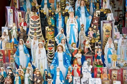 La Virgen María recibe distintos nombres dependiendo de la región, zona o cultura en la que haya aparecido