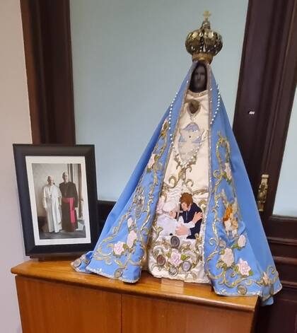 La virgen que el gobernador Jalil le regaló a Milei, con el detalle en su manto