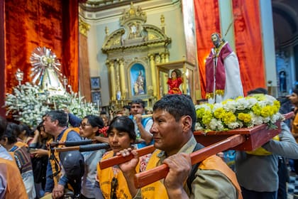 Los peregrinos entran en la Catedral y llevan sus ofrendas florales y agradecen a la Virgen