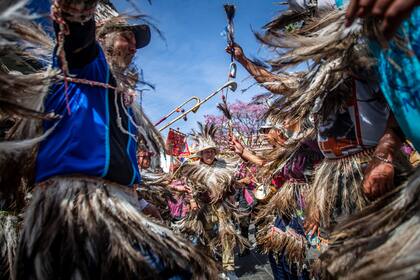 Los peregrinos bailan al llegar a la Catedral de Salta