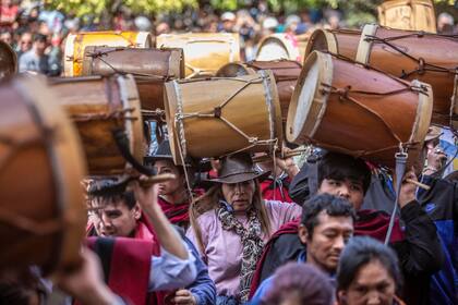 Los peregrinos cargan sus imágenes y sus instrumentos musicales