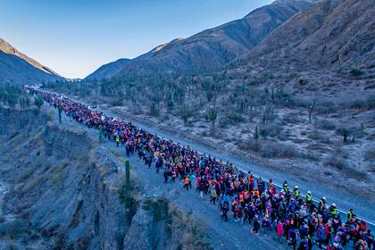 Peregrinos de la puna llegan al sector del Candado, caminio a la basílica de Salta