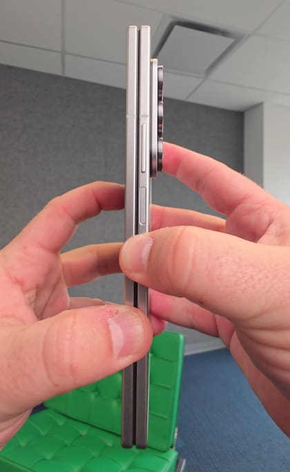 La virtud del Galaxy Z Fold7 es que cuando está cerrado tiene las dimensiones generales y el peso de un smartphone convencional