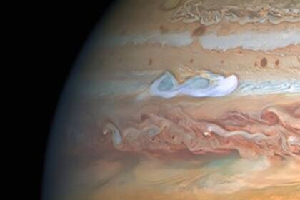 "La visión nítida del Hubble está dando a los investigadores un informe meteorológico actualizado sobre la atmósfera turbulenta del planeta monstruoso", dijo la NASA