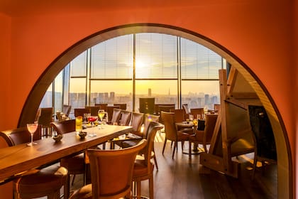 La visión panorámica de París y de la torre Eiffel desde todos los ambientes del Hotel Too, una creación de Starck 