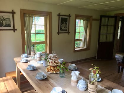 La visita a la casa de Madsen concluye con un riquísimo té con masitas con vista a los cerros