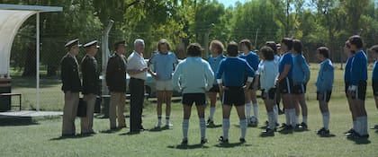 La visita de Galtieri al plantel albiceleste antes de viajar al Mundial, relatado por la serie