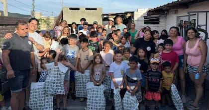 La visita del cantante colombiano y su pareja Valentina Ferrer a un comedor comunitario