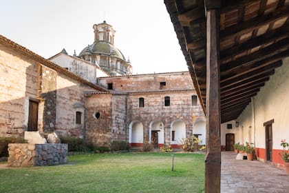 La visita empieza por los patios internos del establecimiento.