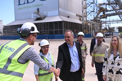 La visita incluyó una recorrida por el puerto sobre la Hidrovía Paraná-Paraguay, las áreas de acopio y la nueva línea de procesamiento, donde las autoridades dialogaron con empleados y observaron el funcionamiento de la planta