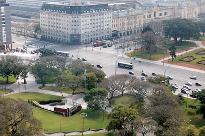 La vista desde el departamento a Retiro y Plaza San Martín.. “Al río lo vemos de reojo, pero este es uno de los espacios verdes más lindos de la ciudad”.