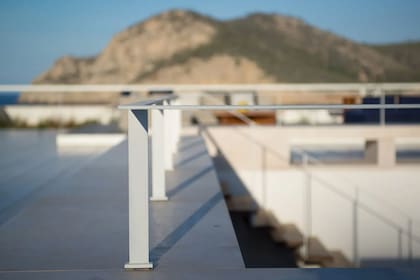 La vista abierta entre cerros y agua, la postal desde la parte más alta de la mansion