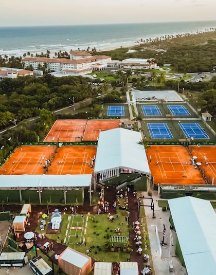 La vista aérea de Costa do Sauípe, un sitio turístico junto a la playa que recuperó un torneo de tenis profesional y aspira a seguir creciendo