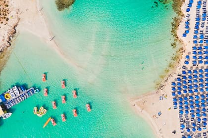 La vista aérea de la famosa playa de Nissi en Ayia Napa: el destino predilecto de la isla