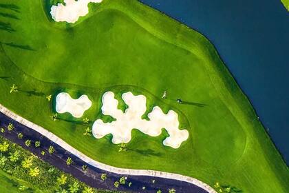 La vista aérea de uno de los hoyos clásicos, con lagos, bunkers y un green para jugar con mucha concentración.