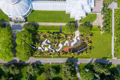 La vista aérea del Jardín Modernista ofrece una perspectiva de la inmensidad de la muestra.