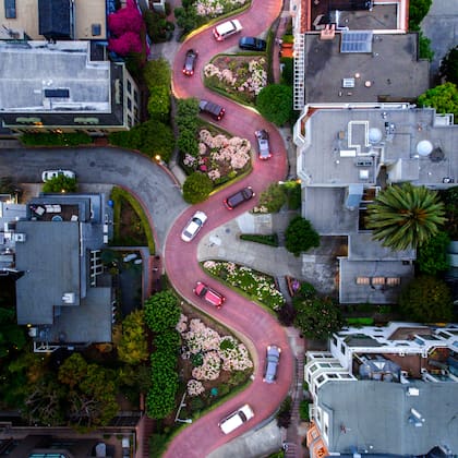 La vista aérea del zig zag de esta curiosa calle en San Francisco