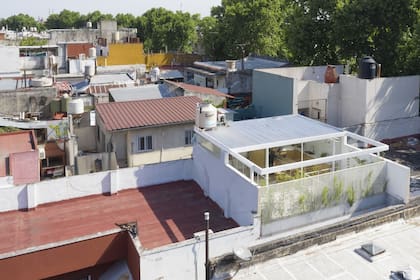 La vista aérea es más que elocuente: la casa "Cubito", brilla por su diseño en el medio de la manzana.