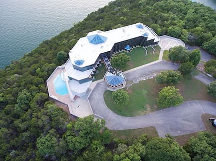 La vista aérea revela los más de 2500 metros cuadrados y cinco pisos de esta la propiedad, construida en los años noventa por el magnate Robert Plaster