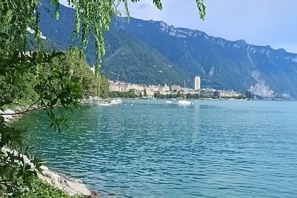 La vista al lago Lemán, a los pies de los Alpes, cautiva a los huéspedes de la clínica