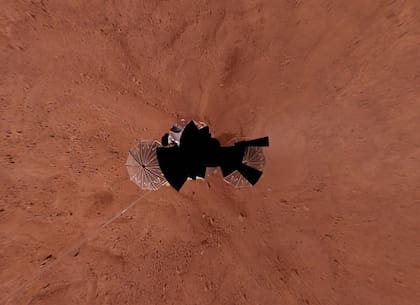 La vista alrededor de la nave espacial Phoenix Mars Lander. Las pruebas de laboratorio realizadas en el vehículo explorador confirmaron la existencia de agua en Marte
