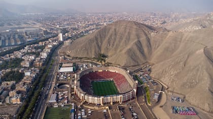 La vista área del estadio Monumental de Lima, Perú, junto con las montañas