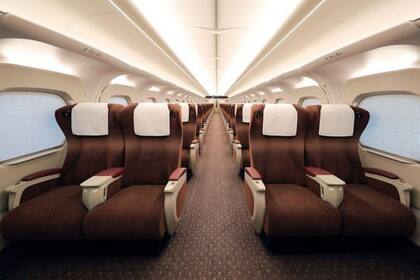 La vista de la cabina de la categoría green car, la primera clase del tren Shinkansen