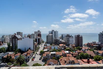 La vista de la ciudad y del mar desde el mirador de la torre.