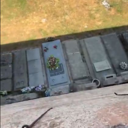 La vista de la ventana del alojamiento daba a un cementerio local