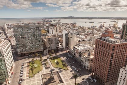 La vista de Montevideo que ofrece el Palacio Salvo desde el último piso, que antecede al faro.