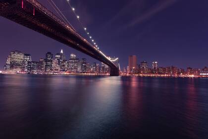 La vista de Nueva York desde el puente de Brooklyn