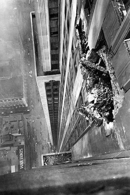 La vista del agujero que dejó el choque del B-45 en la fachada del Empire State