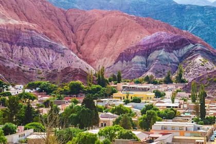 la-vista-del-cerro-de-los-siete-colores-y-GBGISJSUZ5H2NFLQYGYVMD7H4M Cómo es viajar en el primer tren solar de América Latina que recorre paisajes emblemáticos del norte argentino