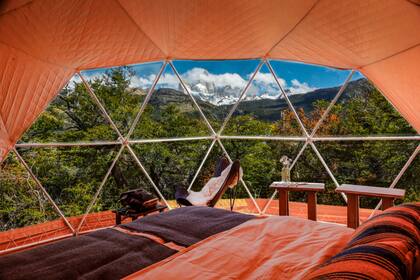 La vista del pico del Fitz Roy cubierto de nubes desde el interior de una habitación.