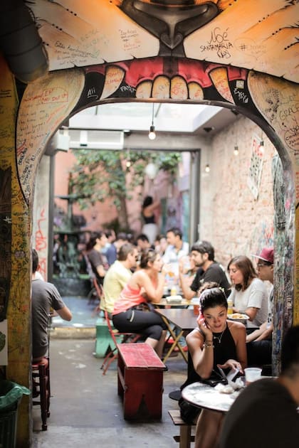 La vista del patio interno de Burger Joint