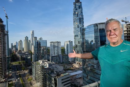 La vista desde el balcón de su piso en Puerto Madero, el barrio más nuevo de Buenos Aires