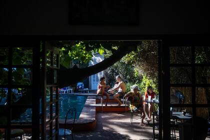 La vista desde el bar a la pileta