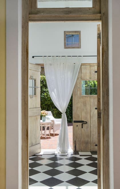 “La vista desde el hall hacia el patio interno marcó el pulso de la casa y nos hizo entender que el verdadero valor estaba aquí, porque los ambientes principales giran a su alrededor".