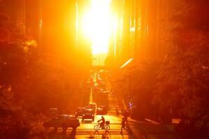 Las espectaculares imágenes del fenómeno solar que atrae a miles de personas a Nueva York