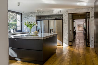 La vista desde la cocina hacia el garage