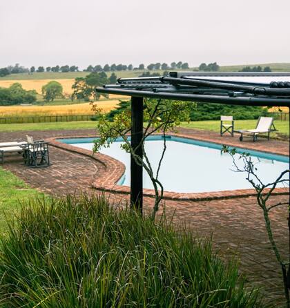 La vista desde la pileta, climatizada a fin de disfrutarla incluso en las tardecitas más frescas del verano tandilense.