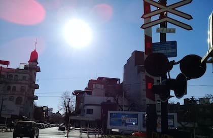 la vista desde las vías del tren, donde ocurrió el trágico accidente