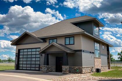 La vista exterior de la casa ubicado en medio del autódromo de Minnesota