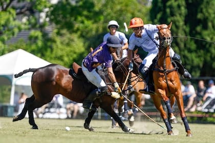 La vista fija en la bocha tras dejar en el camino a Facu Sola, en la victoria sobre Sol de Agosto, en Tortugas