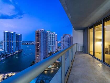 La vista hacia el Caribe desde un balcón del complejo Icon Brickell, donde Andrés Vázquez compró un departamento